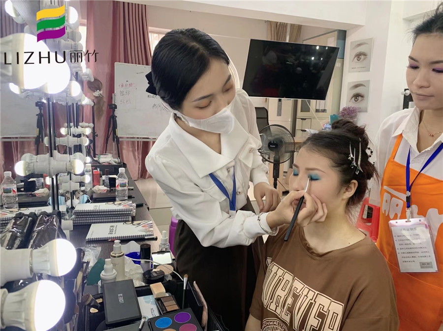 舞臺(tái)妝眼影怎么畫？南寧化妝培訓(xùn)眼妝教程