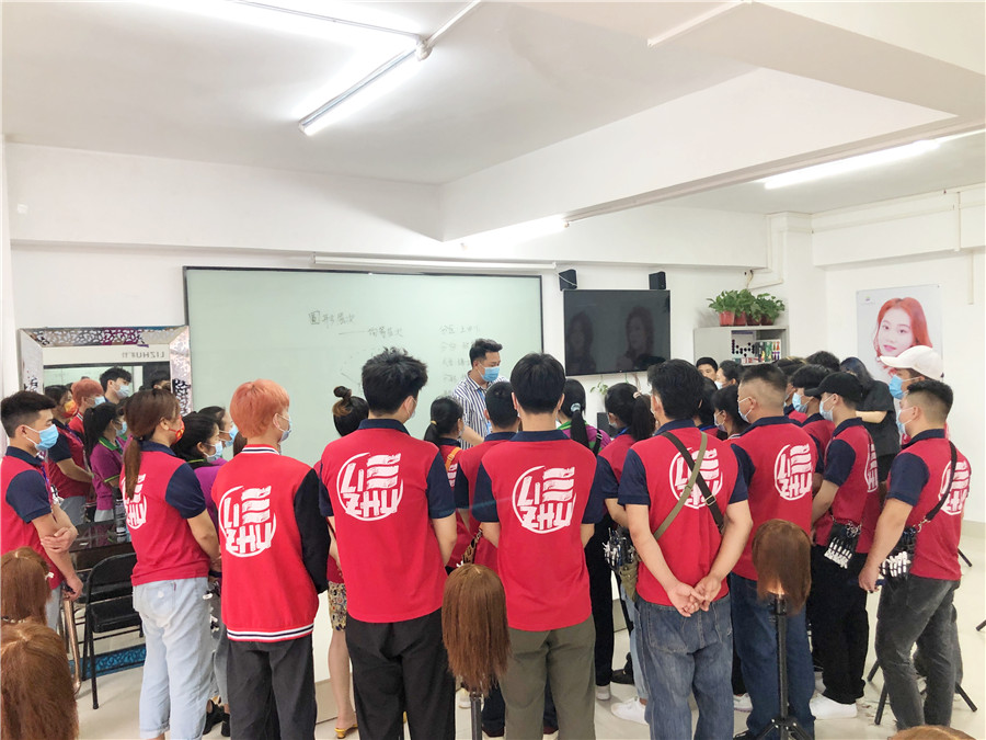 美發(fā)邊緣修剪常用步驟，南寧專業(yè)正規(guī)美發(fā)學校授課
