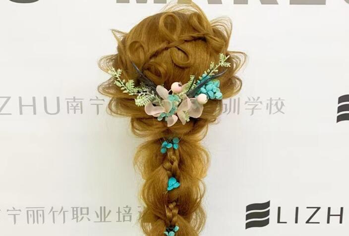 森系編發(fā)造型圖片，南寧編發(fā)培訓(xùn)學(xué)校作品