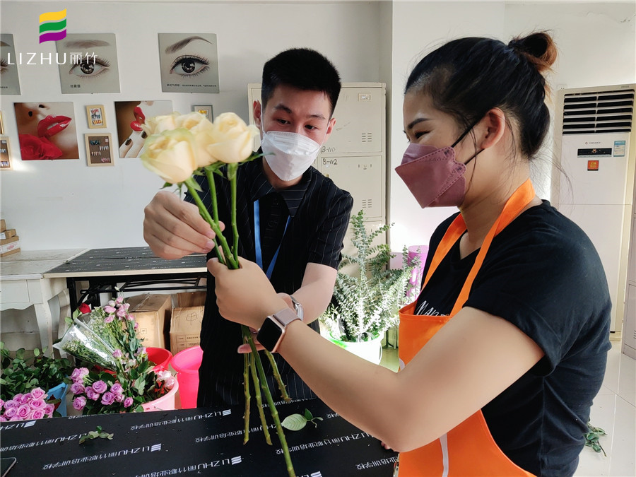小型花束怎么包？南寧插花師培訓(xùn)班手把手教學(xué)