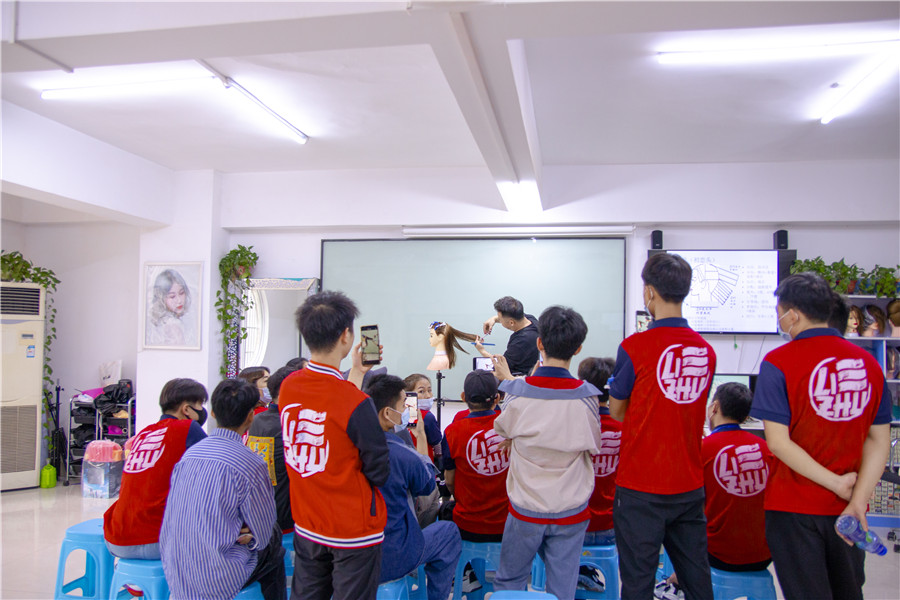 中長發(fā)尾層次修剪，南寧理發(fā)培訓學校演示手法