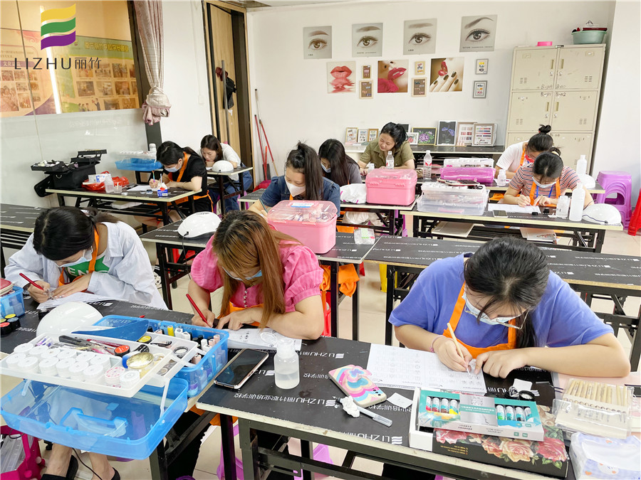 去南寧美甲培訓(xùn)學(xué)校學(xué)美甲要會(huì)畫(huà)畫(huà)嗎？
