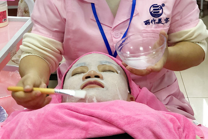 夏日敷水膜的次數(shù)越多越好嗎？南寧美容學校老師這么說