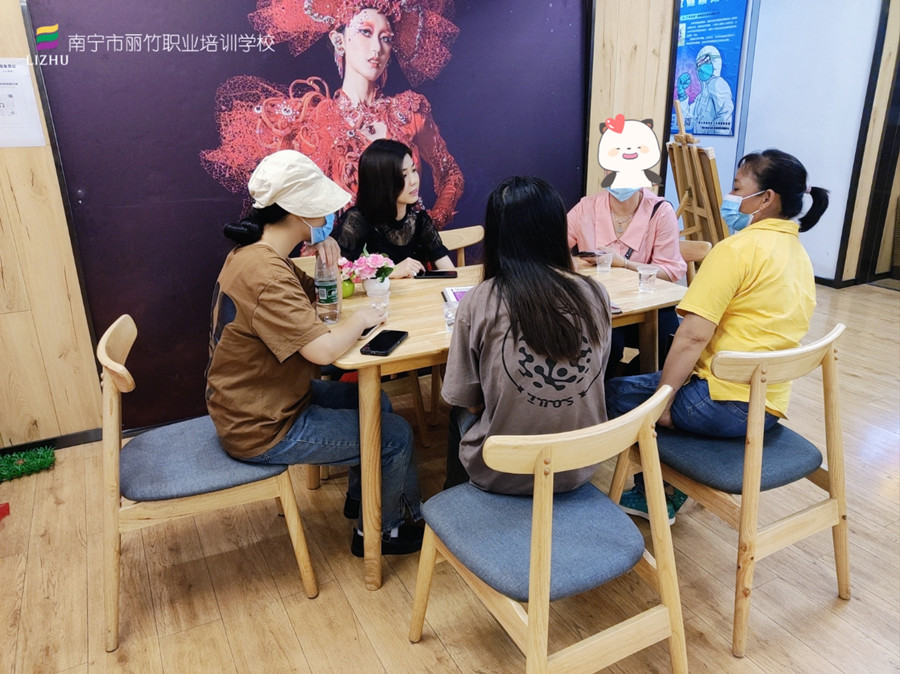 忙！忙！忙！麗竹學校人氣火爆的招生大廳