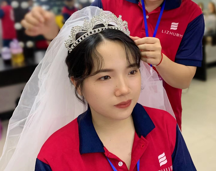 學化妝盤發(fā)基本手法，到麗竹化妝造型學校