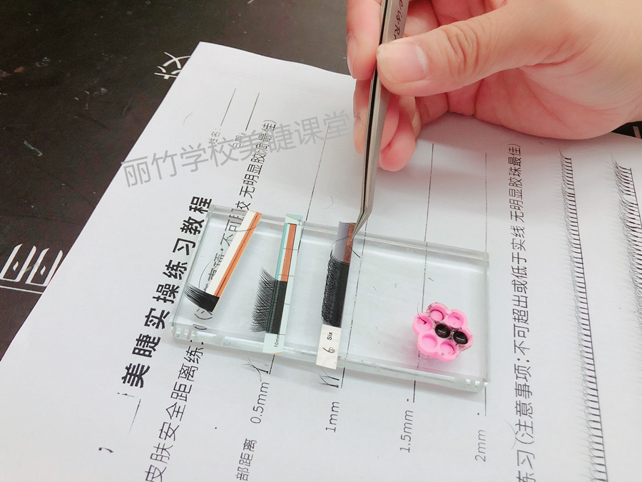紙上嫁接睫毛，南寧美甲美睫學校學員練習