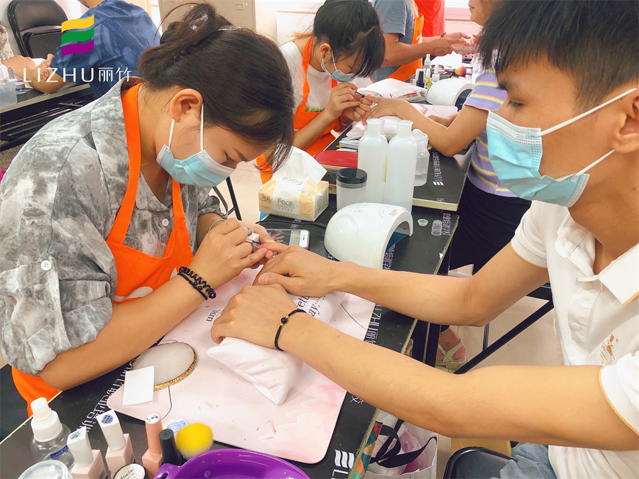 美甲修手有什么項目？南寧市美甲學(xué)校教程