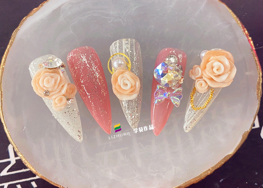 玫瑰雕花美甲作品，告訴你廣西美甲學(xué)校哪家好？