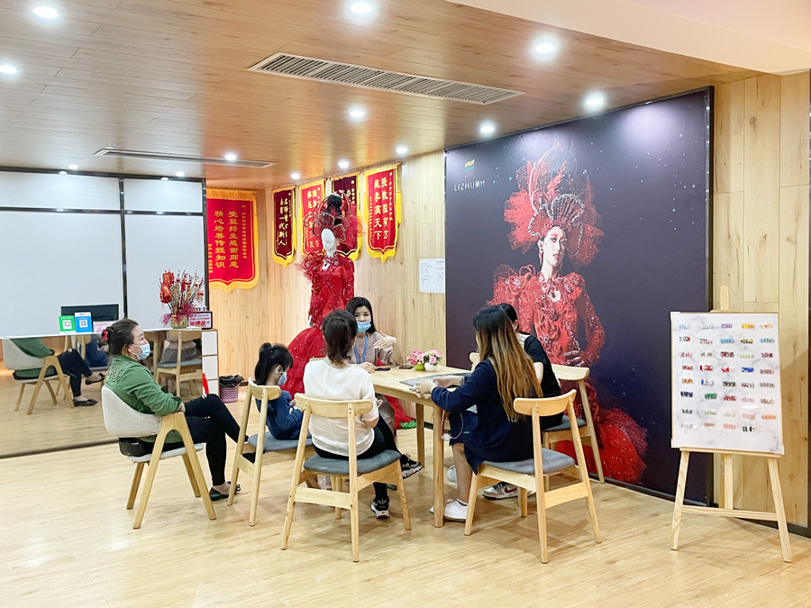 麗竹學(xué)校招生大廳里，全都是人人人人人人