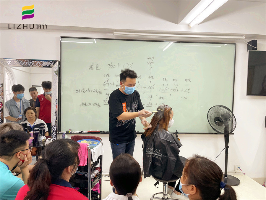 染膏怎么才能涂均勻？廣西染發(fā)培訓(xùn)學(xué)?，F(xiàn)場(chǎng)示范