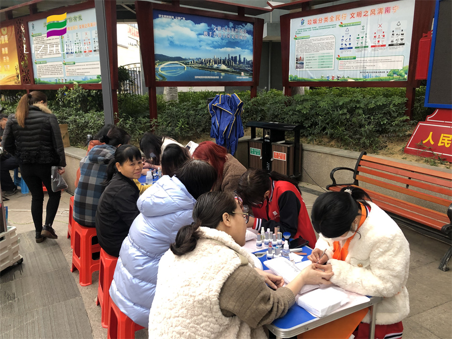 廣西美甲學(xué)校公益美甲進社區(qū)，大受居民歡迎