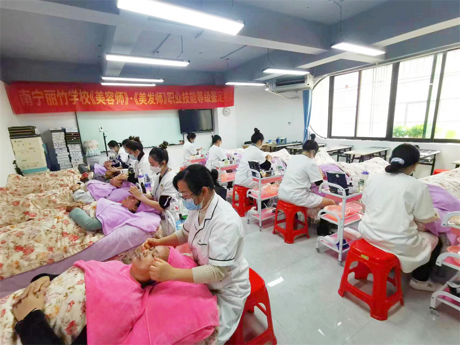 全員通過(guò)！廣西南寧美容師美發(fā)師考證班