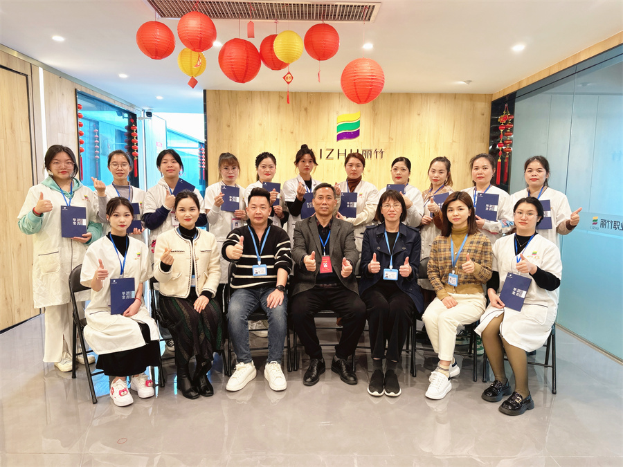 南寧美容培訓(xùn)班畢業(yè)，同學(xué)們，加油！