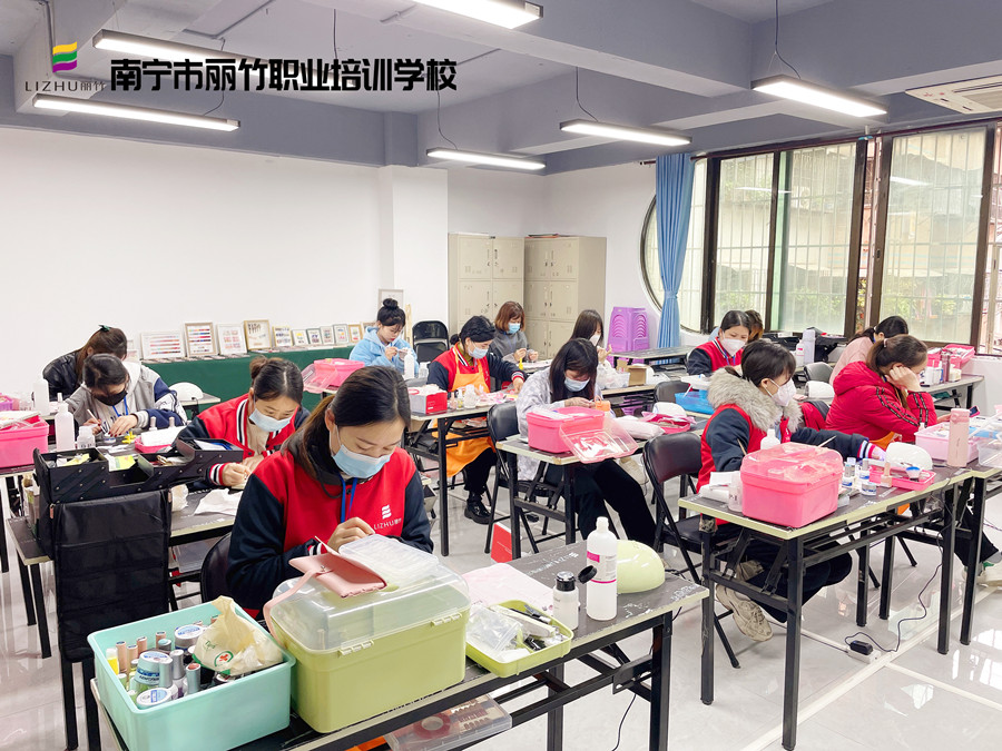 南寧學美甲哪里可以進修？麗竹學校美甲專業(yè)