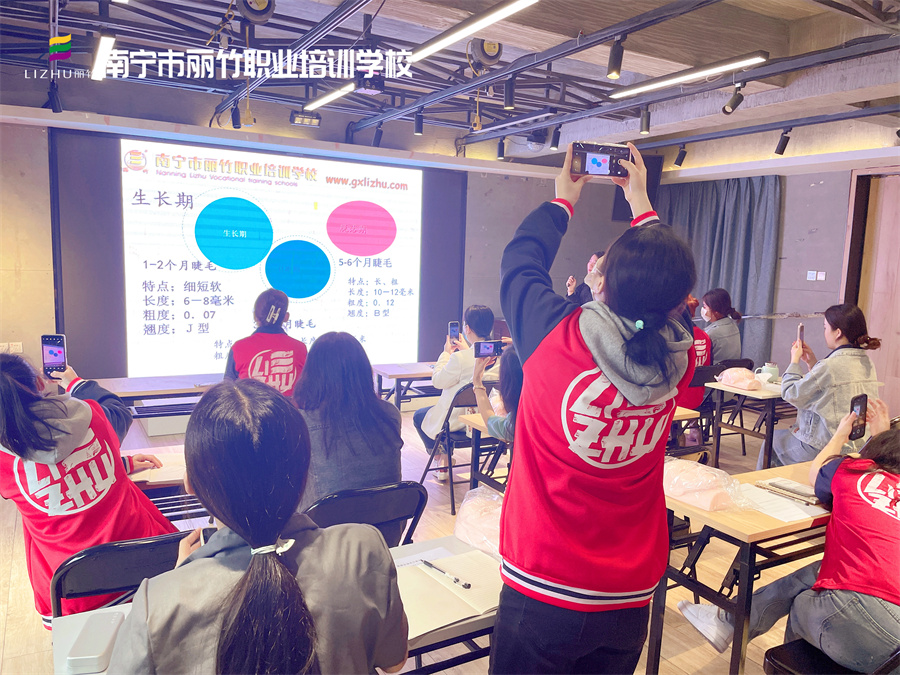 開班啦！直擊南寧美睫學校課堂實況