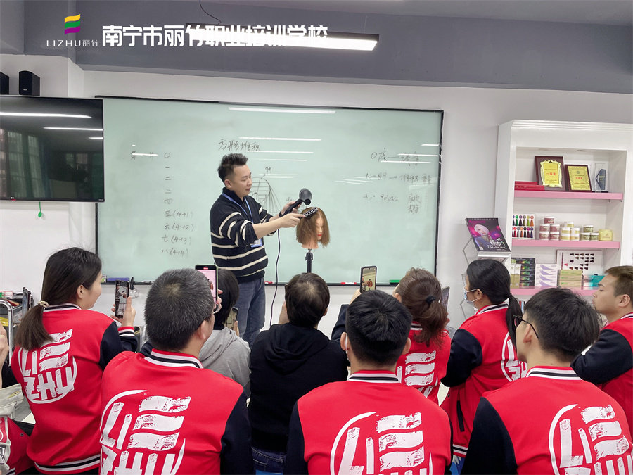 成功美發(fā)師具備哪些條件？南寧美發(fā)理發(fā)培訓