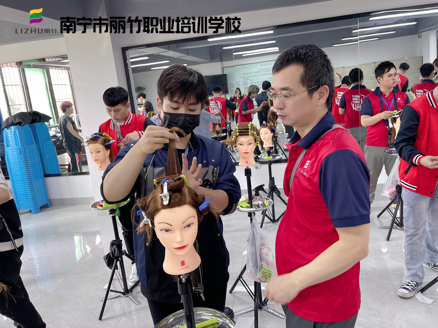 美發(fā)怎么卷杠紙？南寧美發(fā)卷發(fā)學(xué)校實訓(xùn)展示