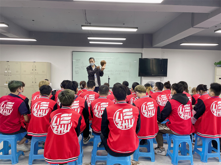 美發(fā)培訓(xùn)要學(xué)哪些內(nèi)容？南寧美發(fā)培訓(xùn)哪家有實力？