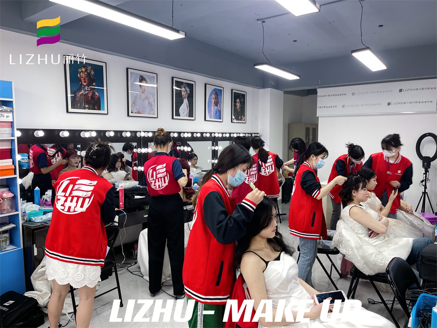 韓式新娘實訓(xùn)課堂，_南寧新娘彩妝造型學(xué)校實操