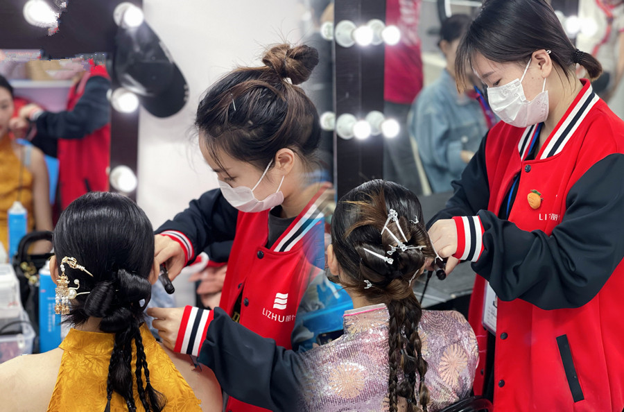 晨袍發(fā)型特點，廣西新娘彩妝造型學(xué)校課堂實訓(xùn)