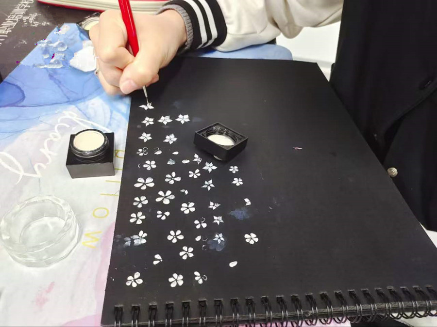 美甲紙上畫(huà)花，南寧美甲課堂練習(xí)