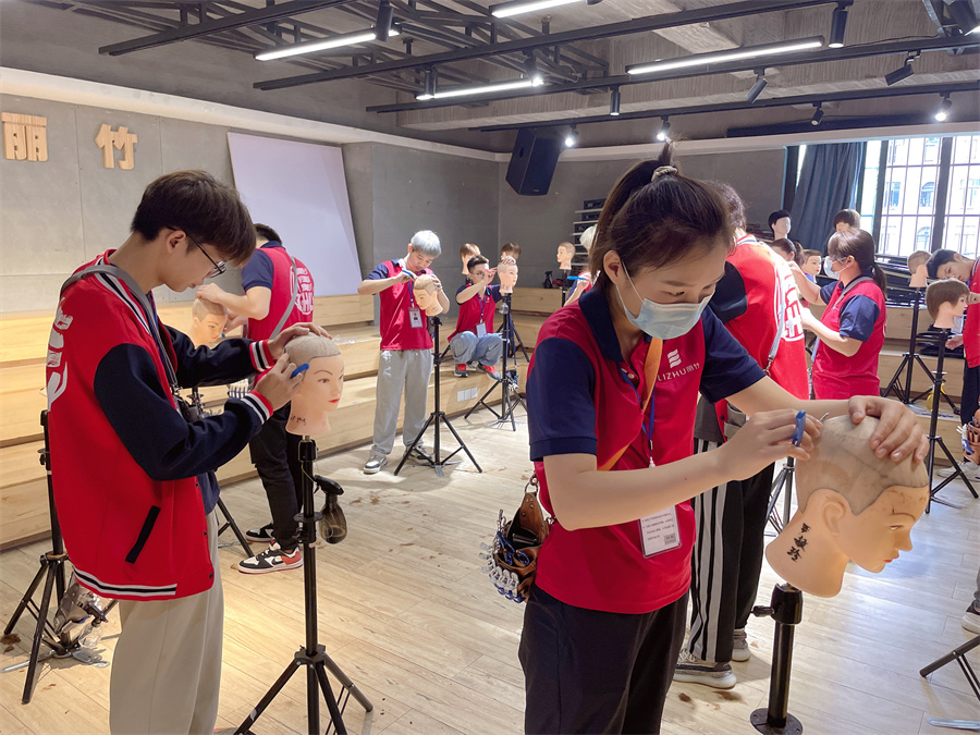 光頭剃頭技巧，廣西美發(fā)剃頭培訓(xùn)班實(shí)訓(xùn)教學(xué)