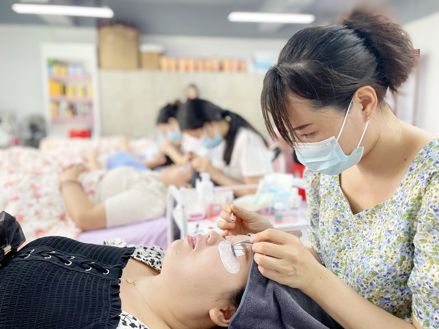 學(xué)費(fèi)多少？南寧美甲美睫紋繡培訓(xùn)學(xué)校