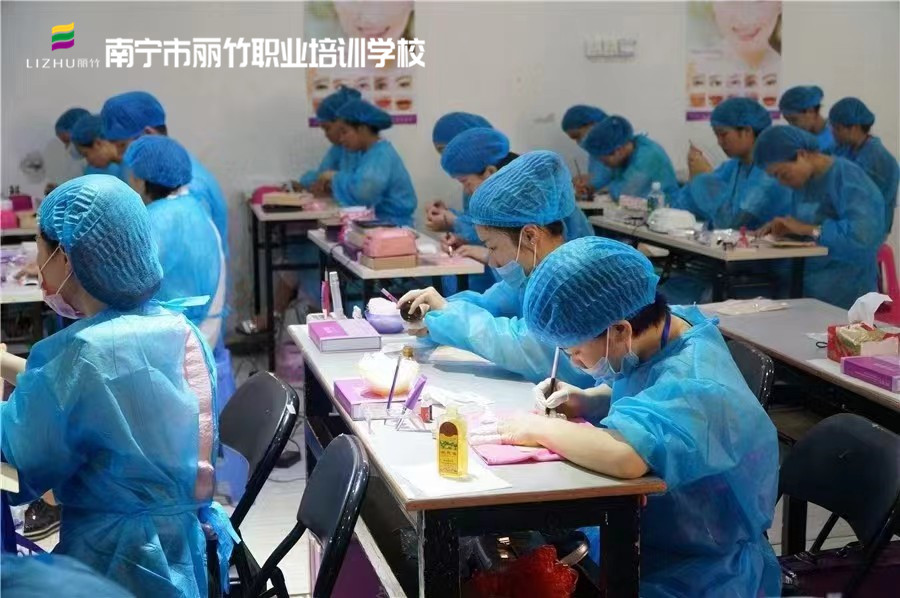 如何選擇紋繡學(xué)校？南寧紋繡學(xué)校教你