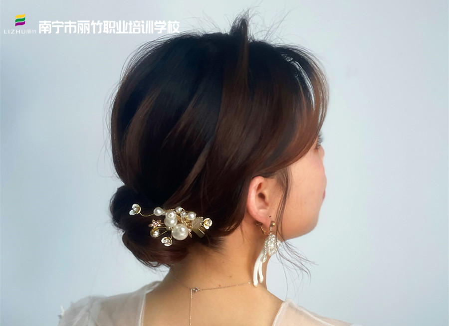 森系簡(jiǎn)約編盤(pán)發(fā)，南寧化妝發(fā)型培訓(xùn)作品