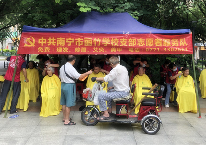 ?小區(qū)免費理發(fā)公益活動，廣西美發(fā)職業(yè)技術(shù)學(xué)校在進(jìn)行