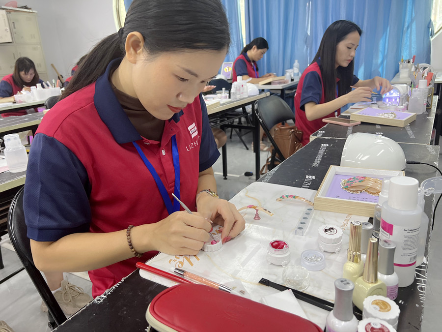 賞析！南寧美甲造型學校學員雕花作品