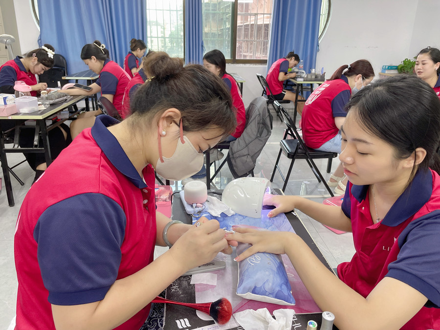 南寧美甲職業(yè)：指甲油干了怎么辦？