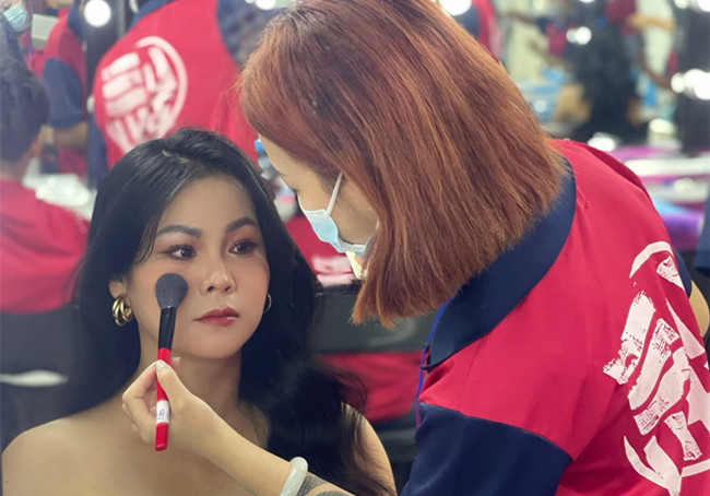 披發(fā)造型新娘，零基礎(chǔ)化妝造型