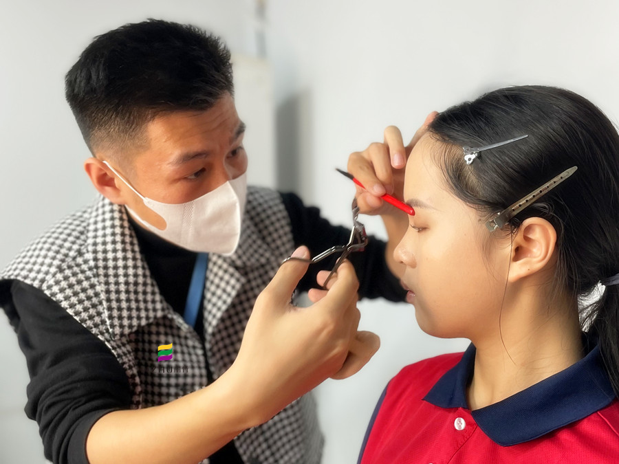 如何用睫毛夾？化妝工具介紹