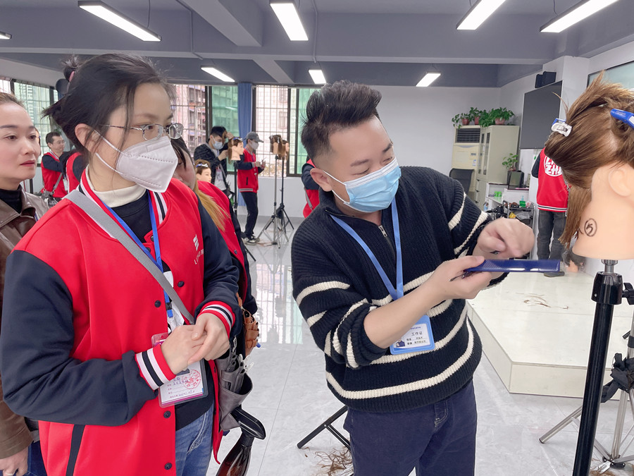 常見(jiàn)的長(zhǎng)發(fā)發(fā)尾修剪方式，廣西女士剪發(fā)教學(xué)