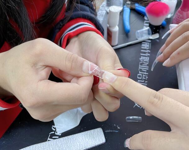廣西美甲：貼甲片需要照燈嗎？