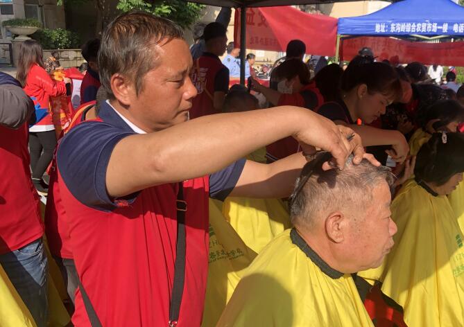 冬日暖陽，廣西美發(fā)理發(fā)學(xué)校小區(qū)免費理發(fā)