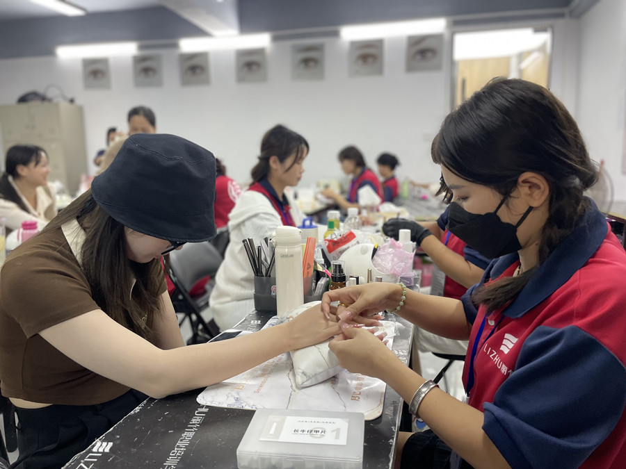 全貼甲片卸甲步驟，廣西美甲學(xué)校在哪里？