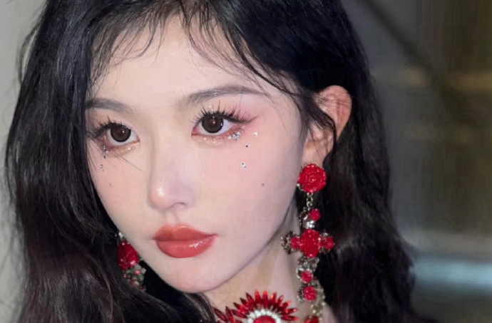 孔雪兒演唱會碎鉆仿妝，廣西美妝學習
