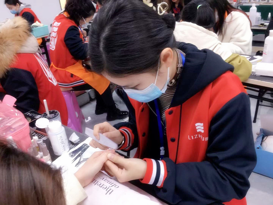 打磨甲面的作用？南寧美甲培訓(xùn)班技能分享