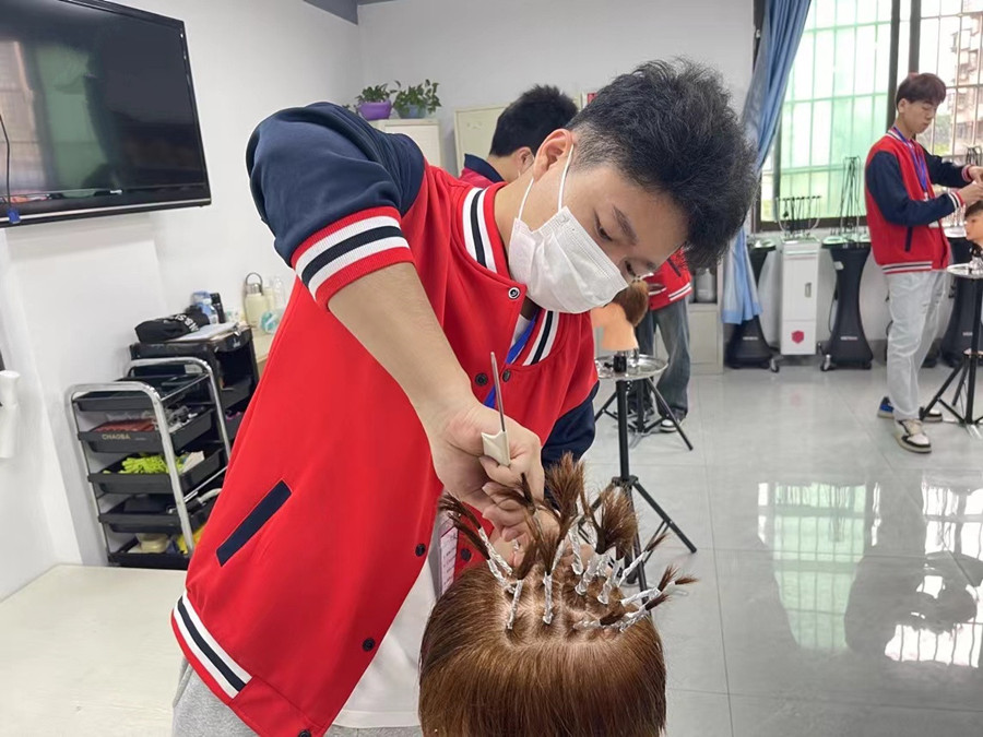 什么是錫紙燙？廣西美發(fā)燙染剪學(xué)校課程講解