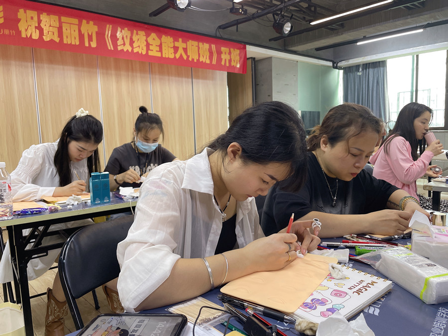南寧眉眼唇造型學(xué)校Day 4課堂實(shí)況