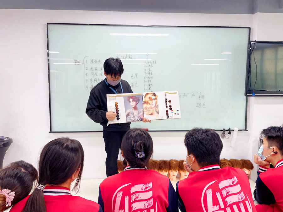 認(rèn)識(shí)染發(fā)系統(tǒng)和色板，南寧學(xué)染發(fā)基礎(chǔ)