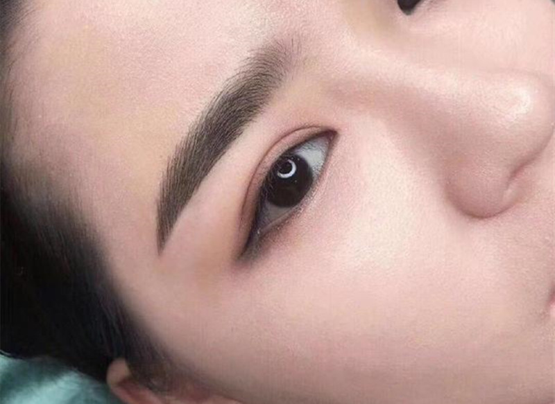 絲霧眉的特點(diǎn)，廣西眉眼唇技術(shù)學(xué)校教學(xué)