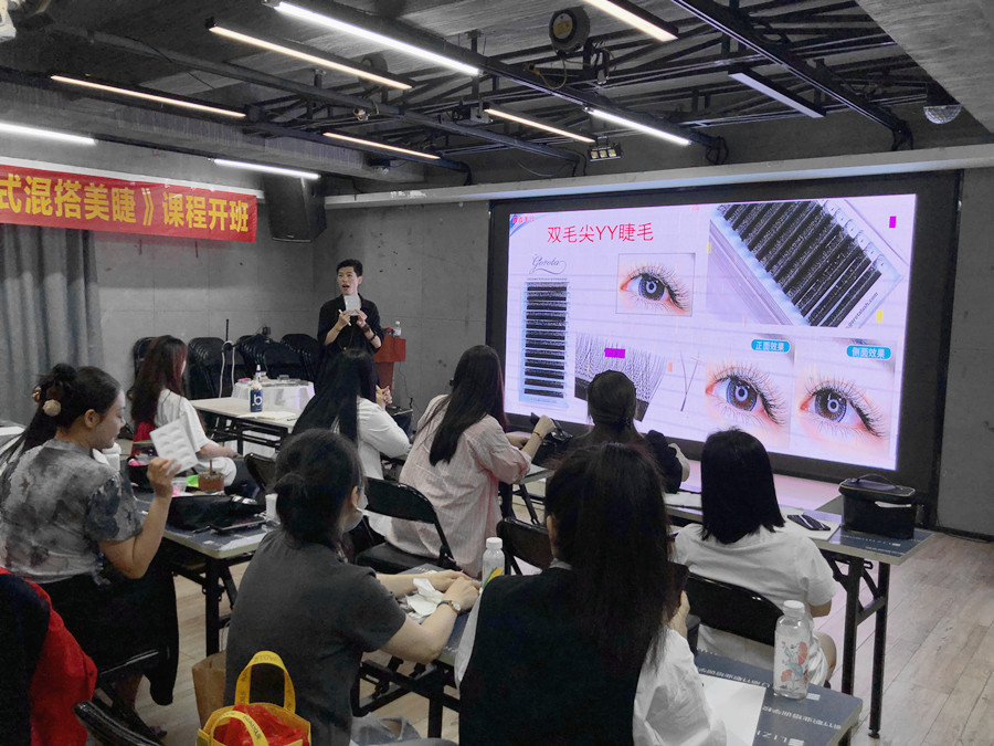 南寧美甲美睫培訓(xùn)學(xué)?！痘ㄊ交齑蠲澜蕖氛n程開班