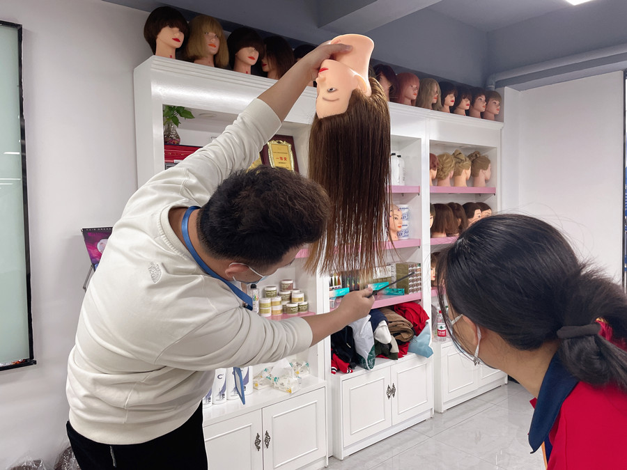 長(zhǎng)碎發(fā)怎么剪？南寧剪發(fā)理發(fā)培訓(xùn)學(xué)校課件