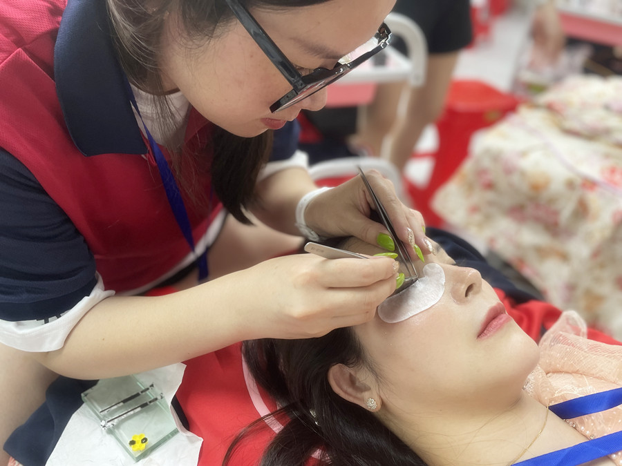 嫁接完睫毛眼睛癢怎么辦？廣西美甲美睫學(xué)校幫你解決