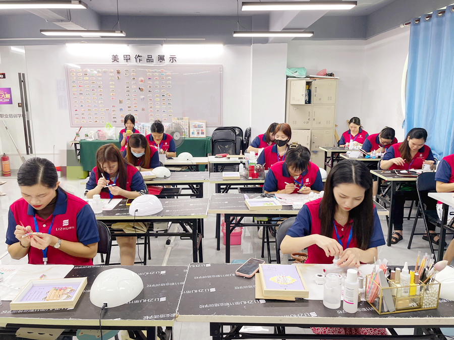跳色美甲的特點(diǎn)，南寧美甲培訓(xùn)品牌詳解