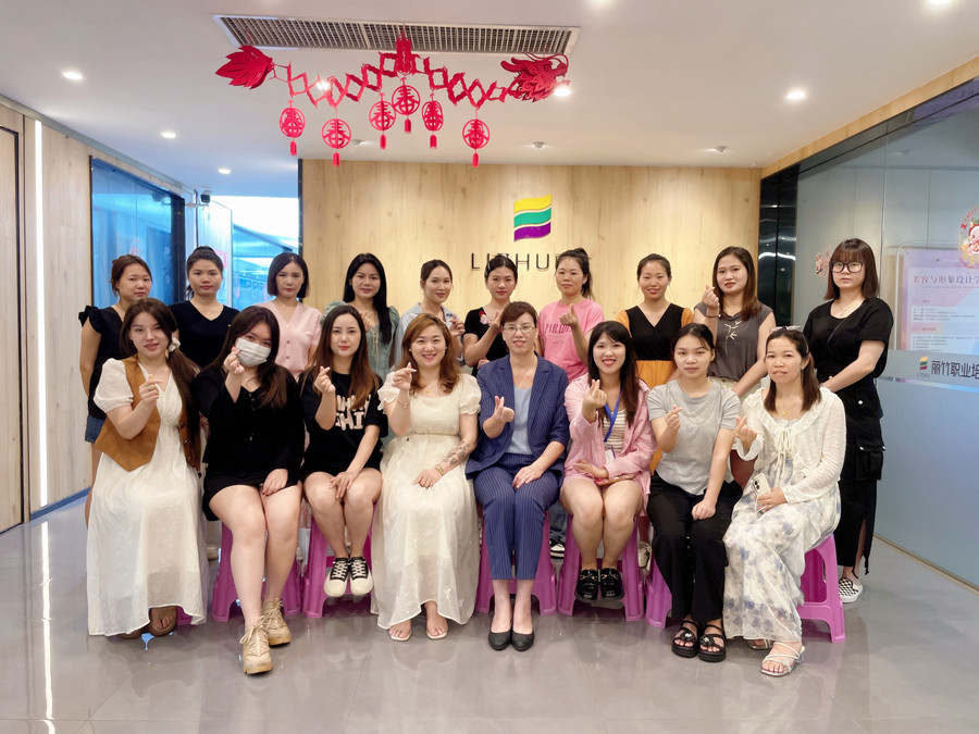 圓滿收官！南寧美睫職業(yè)學(xué)校課程結(jié)束