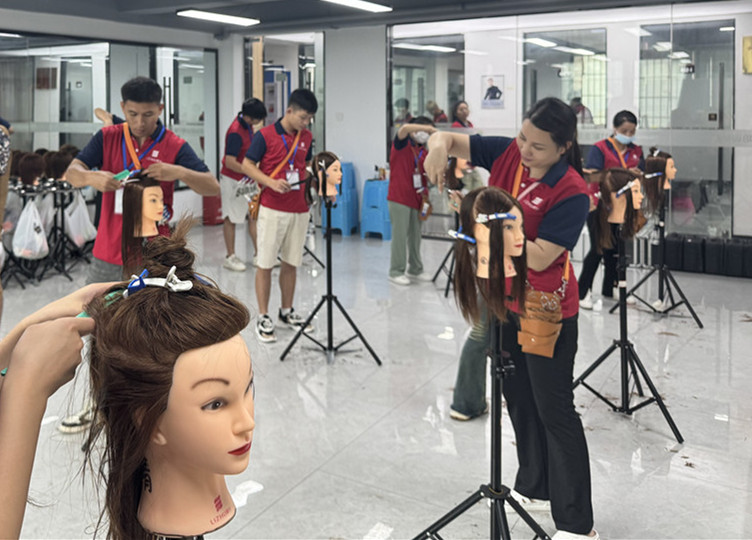 什么是挑剪？廣西美發(fā)剪發(fā)理發(fā)學(xué)校課堂講解
